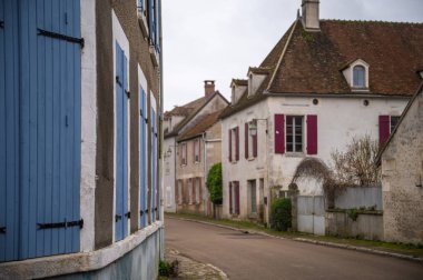 Şehirde bir çok şey keşfedilebilir, mesela renkli panjurlar.