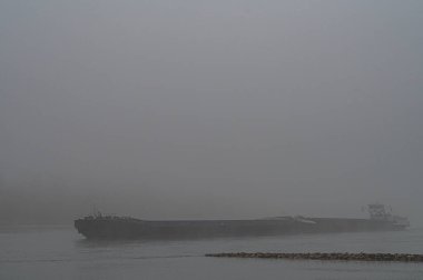 Neuburg am Rhein yakınlarında siste bir gemi var. Yüksek kalite fotoğraf