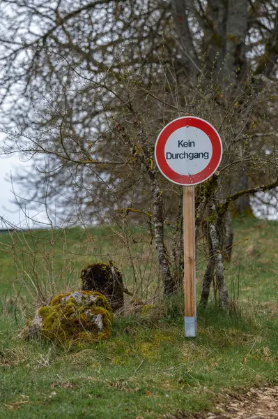 Geçiş yok, alanın ortasında içki yasağı var. Yüksek kalite fotoğraf