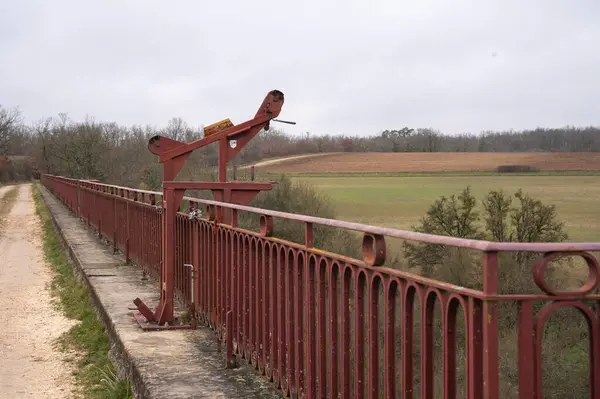 Viyadüğün korkulukları, her zaman değecek bir yürüyüş.