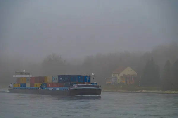 Neuburg 'daki Ren nehrinde bir konteyner gemisi. Yüksek kalite fotoğraf