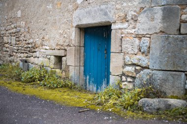 Tekrar tekrar, eski duvarlar renkli kapılar tarafından kırılıyor.