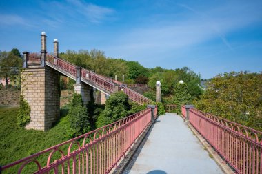 Dudelange, Lüksemburg 'daki bu eski köprü çok güzeldir.