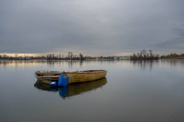 Boot und Spiegelbilder Ben Isarstausee bei Dingolfing. Yüksek kalite fotoğraf