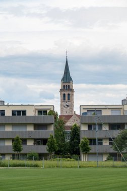 Romanshorn 'daki kilise ve modern mimari. Yüksek kalite fotoğraf