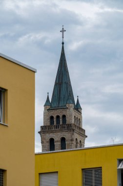 Romanshorn 'daki kilise ve modern mimari. Yüksek kalite fotoğraf