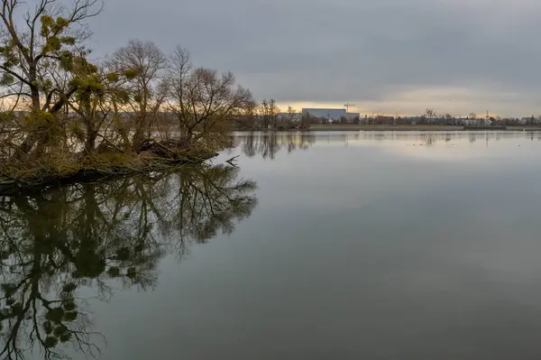 Dingolfing yakınlarındaki Isar barajındaki tekne ve ayna görüntüleri. Yüksek kalite fotoğraf
