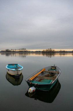 Dingolfing yakınlarındaki Isar barajındaki tekne ve ayna görüntüleri. Yüksek kalite fotoğraf