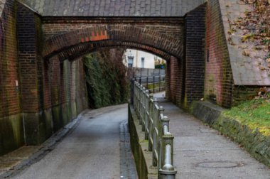 Yukarı kasabaya giden eski köprü. Yüksek kalite fotoğraf