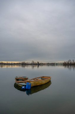 Dingolfing yakınlarındaki Isar barajındaki tekne ve ayna görüntüleri. Yüksek kalite fotoğraf
