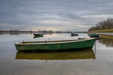 Dingolfing yakınlarındaki Isar barajındaki tekne ve ayna görüntüleri. Yüksek kalite fotoğraf