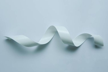 Beyaz arkaplan üzerine sarmal kağıt. kurdele çizgileri