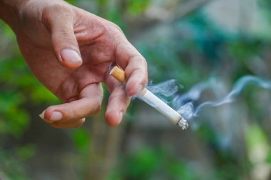 Sigara dumanlı bir adam elinde. kirlilik yaratmak