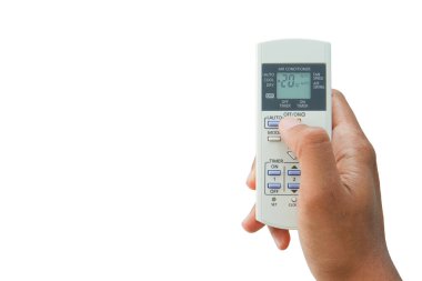 Klima yolu ile beyaz üzerinde izole edilmiş kablosuz uzaktan kumanda elle tutulur.