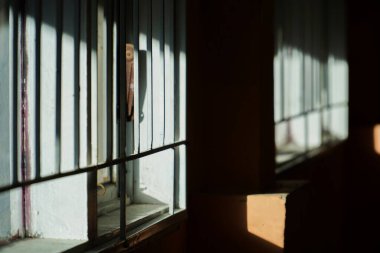 Pencereden içeri güneş ışığı giriyor, soyut fotoğrafçılık yapıyor..