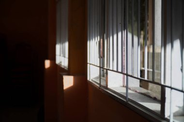 Pencereden içeri güneş ışığı giriyor, soyut fotoğrafçılık yapıyor..