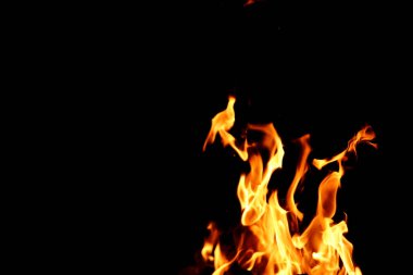 Yangın arka planı. Isı enerji yığını, kırmızı ve sarı, gece boyunca yakıt noktasındaki termal enerji siyah arka planda.