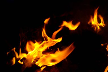 Yangın arka planı. Isı enerji yığını, kırmızı ve sarı, gece boyunca yakıt noktasındaki termal enerji siyah arka planda.