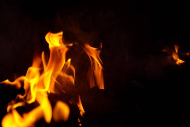 Yangın arka planı. Isı enerji yığını, kırmızı ve sarı, gece boyunca yakıt noktasındaki termal enerji siyah arka planda.