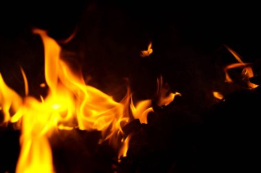 Yangın arka planı. Isı enerji yığını, kırmızı ve sarı, gece boyunca yakıt noktasındaki termal enerji siyah arka planda.