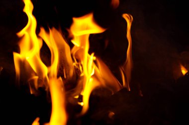 Yangın arka planı. Isı enerji yığını, kırmızı ve sarı, gece boyunca yakıt noktasındaki termal enerji siyah arka planda.