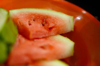 - Yakın çekim. Tabakta bir karpuz kesiği, seçici odaklanma