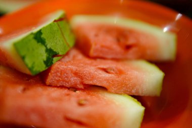 - Yakın çekim. Tabakta bir karpuz kesiği, seçici odaklanma