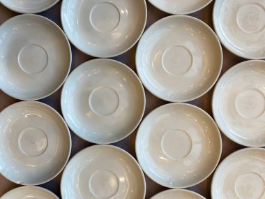 Doğrudan yukarıdan alınmış bir sürü tabak var. Sıralı tabaklar