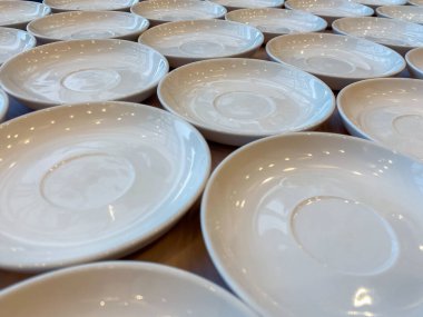 Masada bir sürü tabak var. Sıralı tabaklar