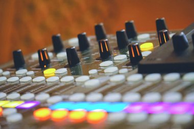 Profesyonel konsol ses karıştırıcı ve gösterge ışığı açık