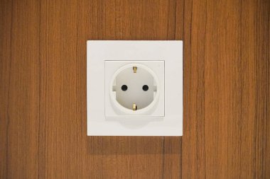 Ahşap duvarda modern plastik prizler var. kopyalama alanı ile