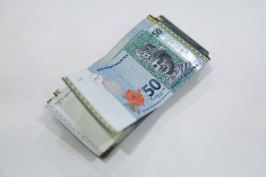 Malezya ringgit parası beyaz arka planda izole edilmiş. Malezya ringgit banknotlarının para birimi. Kağıt para. Mali konsept.