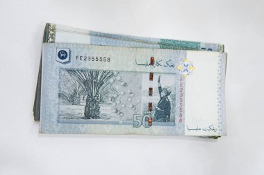Malezya ringgit parası beyaz arka planda izole edilmiş. Malezya ringgit banknotlarının para birimi. Kağıt para. Mali konsept.