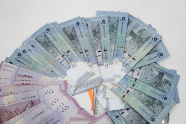 Malezya ringgit parası beyaz arka planda izole edilmiş. Malezya ringgit banknotlarının para birimi. Kağıt para. Mali konsept.