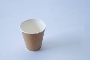 Beyaz arka planda tek kullanımlık bir fincana koymak için kahve. Mesajı, kraft kağıt bardağı koyabilirsin. Paket kahve fincanı.