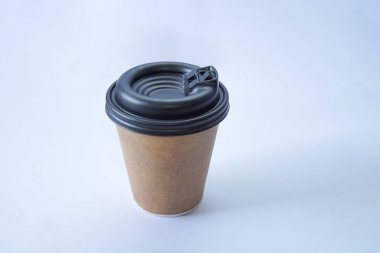 Beyaz arka planda tek kullanımlık bir fincana koymak için kahve. Mesajı, kraft kağıt bardağı koyabilirsin. Paket kahve fincanı.