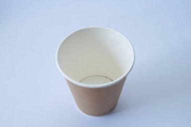 Beyaz arka planda tek kullanımlık bir fincana koymak için kahve. Mesajı, kraft kağıt bardağı koyabilirsin. Paket kahve fincanı.