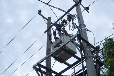 Yerin üstünde elektrik hattı var. Güç iletimi. Transformatörün bileşenleri yalıtım ve anahtarlar. yüksek voltaj direği yüksek voltaj iletim kulesi yüksek voltaj güç dağılımı