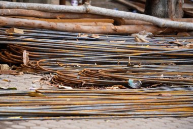 Paslı çelik yığını. Endüstriyel geçmiş. Demir dokusu. Beton dökmek için paslı demir. Çelik destek çubukları. İnşaat inşaat inşaat inşaat çeliği takviyesi. Çelik demire yakın çekim.