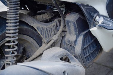 Çamur yüzünden kirli motosiklet motoru. Çamurlu yollardan geçtikten sonra