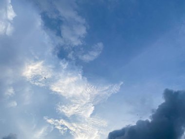 Yaz mavisi gökyüzü bulutu gradyan açık beyaz zemin. Güneşin altında bulutlu bir güzellik sakin bir kış havası. , beyaz ve siyah bulut