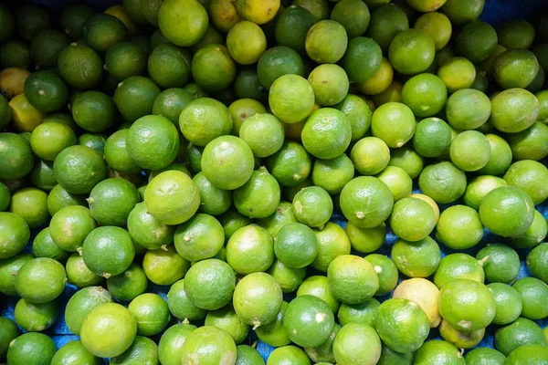 Geleneksel pazarlarda büyük taze limon yığınları yığılıyor.