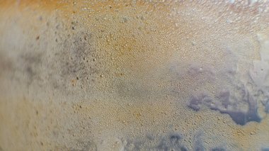 Bardakta süt olan kahve yakın plan. Cappuccino köpük köpükleri. Makro. Sütlü kahve köpüğü. Taze kahve, sabah içkisi, köpüklü krema. Cappuccino veya latte.