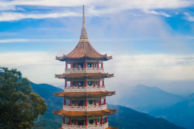Chin Sweet Caves Tapınağı Genting Highlands, Pahang, Malezya 'da Taoist bir tapınaktır. Çin tapınağı. Mavi gökyüzü, bulut ve dağ manzaralı Pagoda
