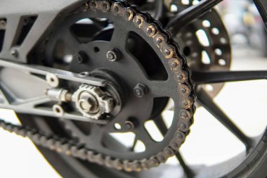 Motosiklet arka zincirinin ayrıntıları. Motosiklet zincirinin makrosu. Kopyalama alanı ile seçici odak