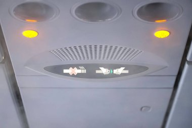 Sigara içmeyin ve lütfen kemerlerinizi bağlayın. Yolcu kabininde emniyet kemeri uyarı ışığı yanıyor. Uçuş güvenliği yönetmelikleri ve prosedürleri