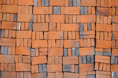 İnşaat alanında bir yığın kırmızı tuğla. tuğla yığılı arkaplan dokusu