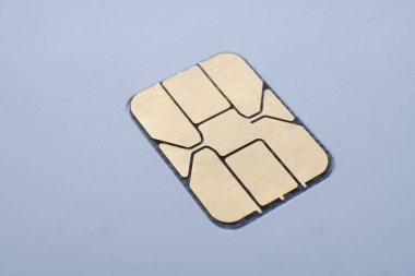 Kredi kartı çipi altını beyaza izole edilmiş.