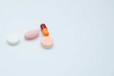 Kapsüller ve haplar beyaz arka planda, tıbbi konsept. çeşitli ilaç türleri. Kopyalama alanı ile seçici odak