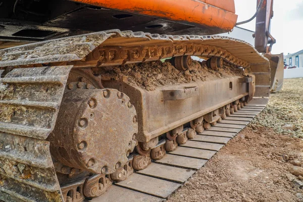 İnşaat alanında çalışan endüstriyel kazıcıların detayları. Kazı zinciri. Traktör ve buldozerin şasisi. Yapı makinesinin farklı parçaları